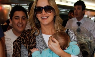 Com os filhos, Claudia Leitte causa tumulto no aeroporto